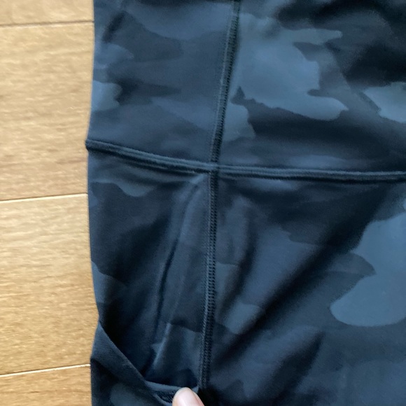 EUC Fast and Free Camo Lululemon Leggings size 4 - Picture 6 of 8